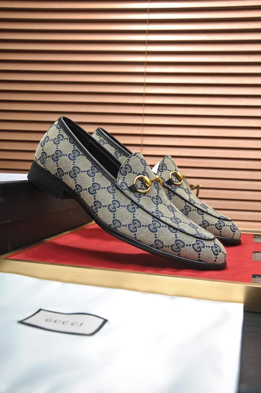 Men's shoes💰500💶Italy's top luxury men's shoe giant (GUCCI) (Gucci) (full cowhide lining) new arrival🍃Original European style🔰 Pleasant to the eye😍In order to make the shoes more durable and non-deformable🌀The production continues to follow traditional methods but there is still no lack of innovation💪Choose original sheepskin for the leather♻️ Smooth and natural And extra bright ⭐Made of imported cowhide, the first choice of rich people 38-45 (45 customized)